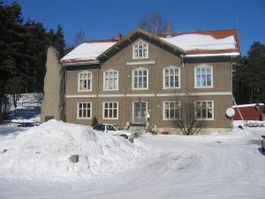 1200px-Sagatun_folkehøyskole-Hamar